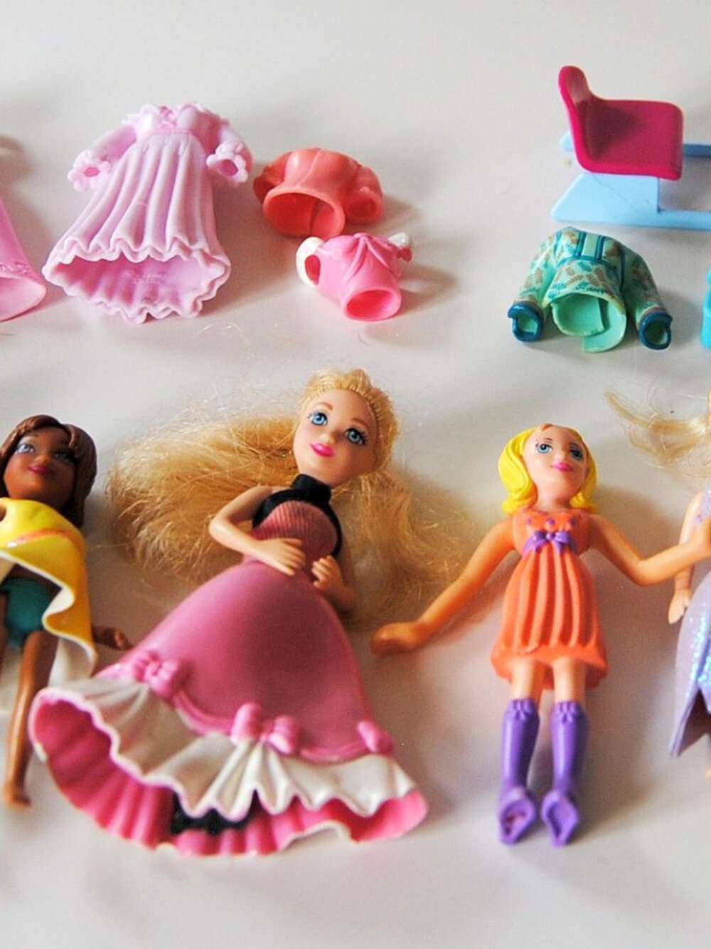 Polly Pocket 6 dolls 1 mermaid hair and molded, rubber clothes, desk, wand